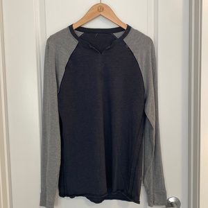 Lululemon mens Henley 5 year basic, v-neck, good condition, size M